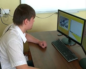 Участник Конкурса Исаков Илья за выполнением конкурсного задания на симуляторе печатной машины